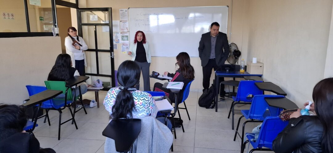 Kary Contigo dando clase de cosmética artesanal